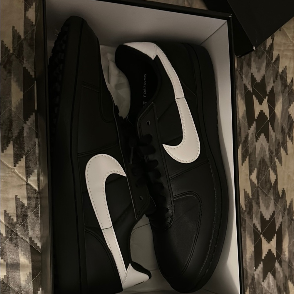 Nike Black and White Athletic Sneakers with Modern Design